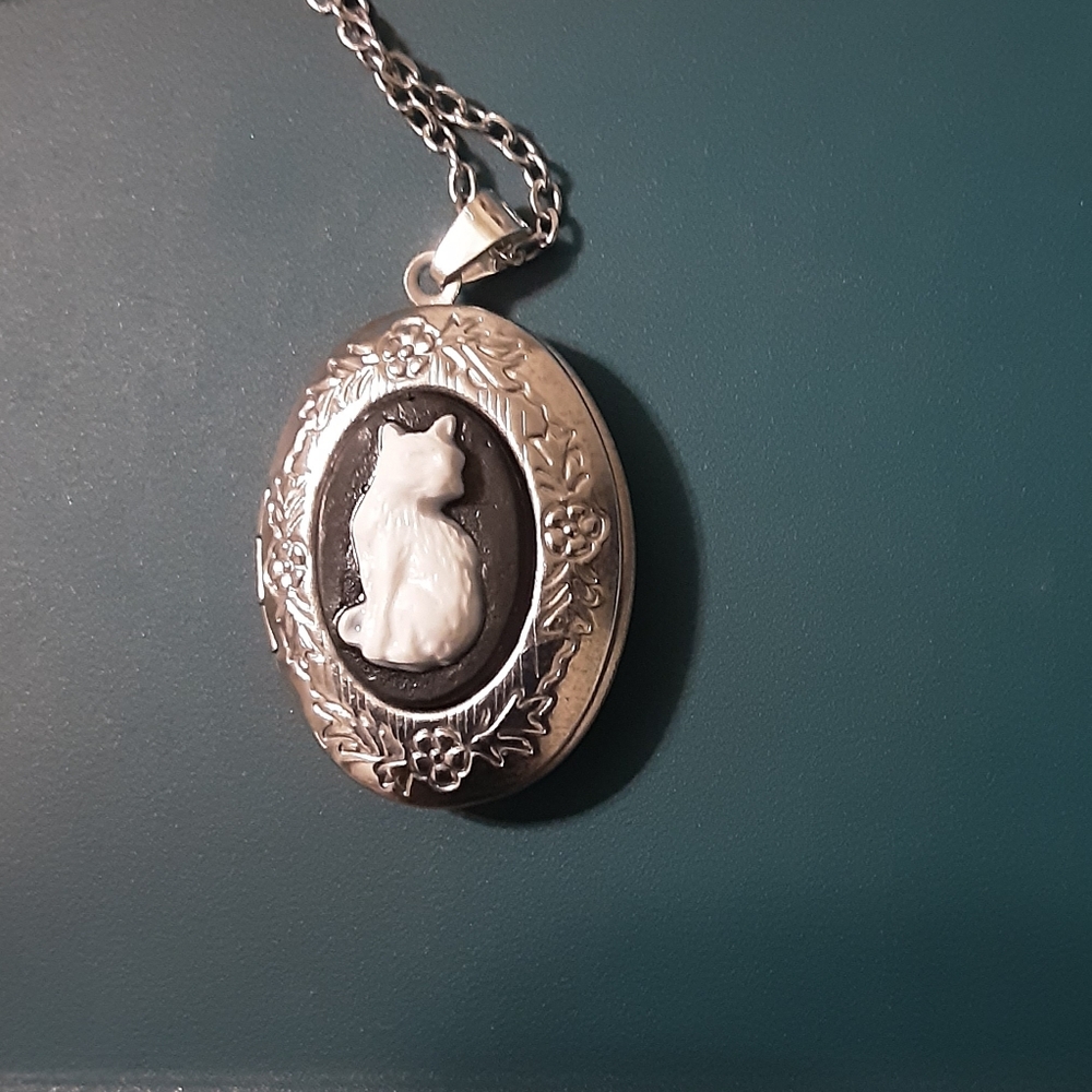 New Cat Cameo Faux Locket Necklace - Picture 3 of 4